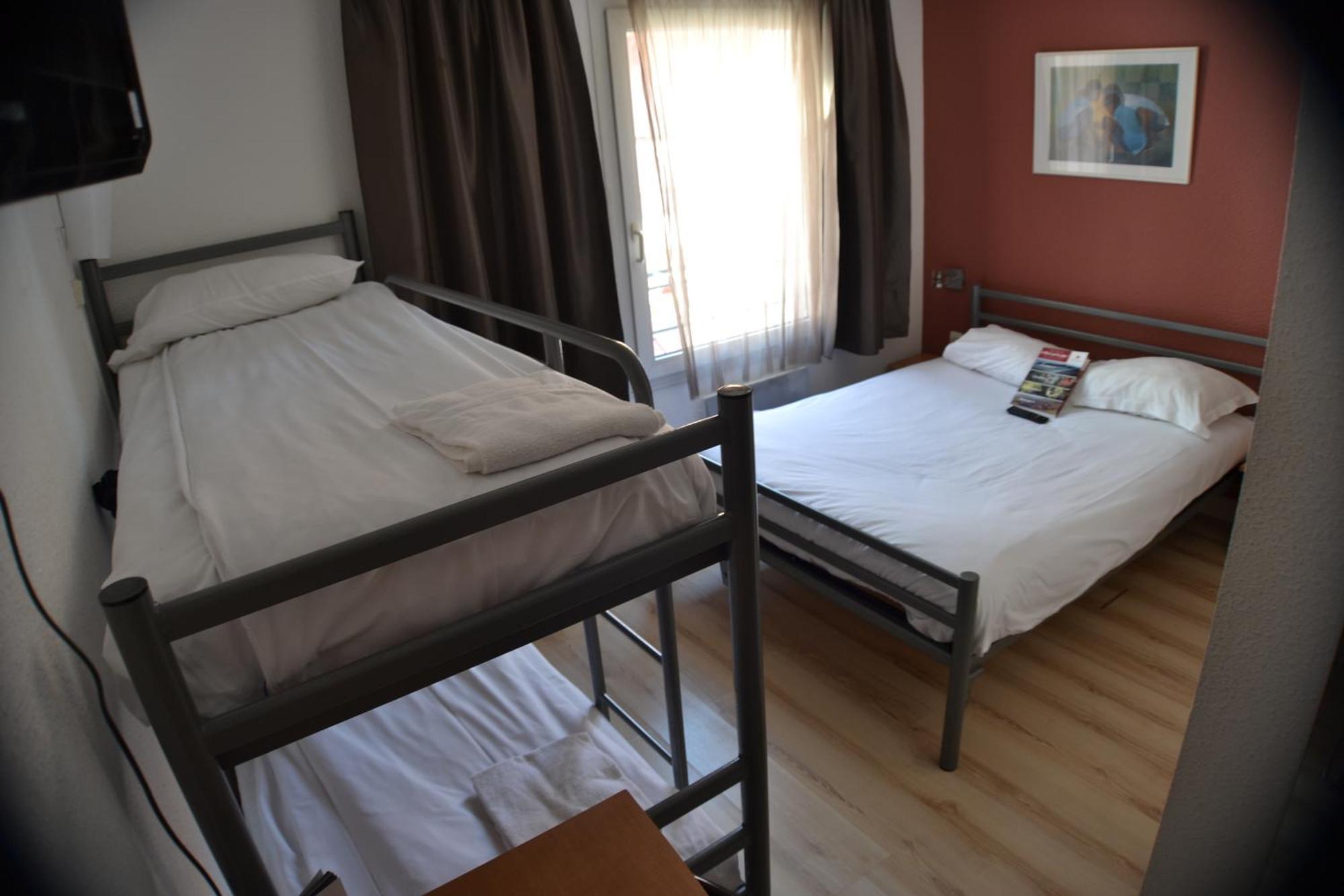 Vierbettzimmer mit 1 Doppelbett und 2 Etagenbetten