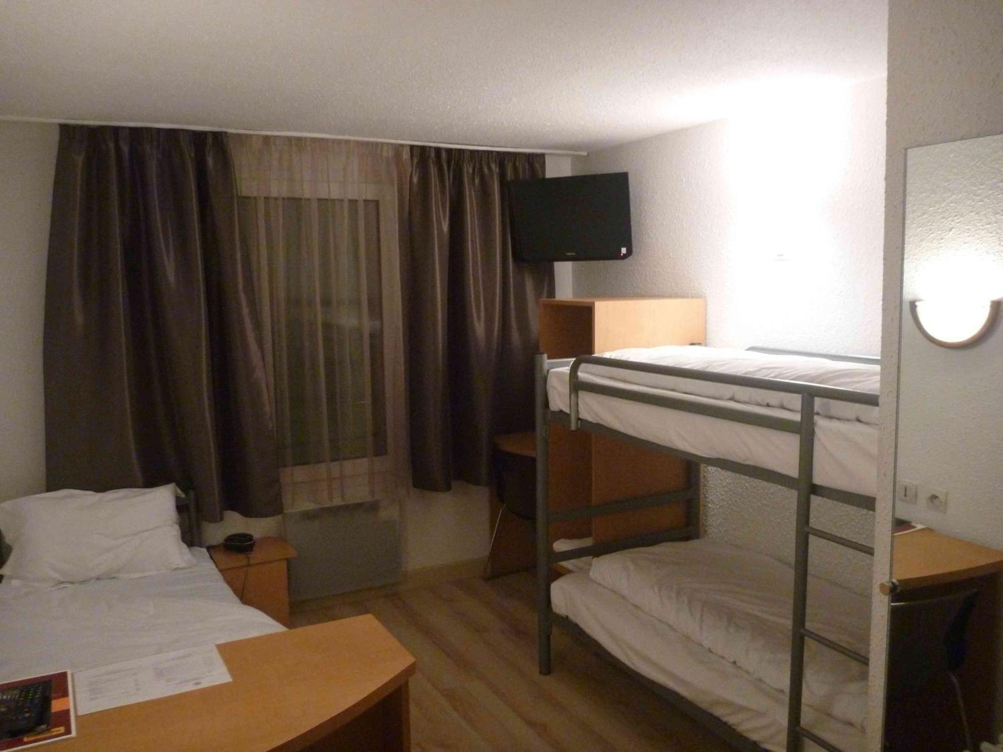Dreibettzimmer mit 1 Einzelbett und 2 Etagenbetten